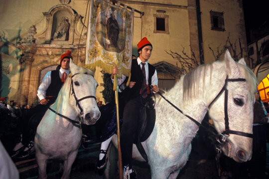 El penó de Sant Antoni, el vespre de la festa