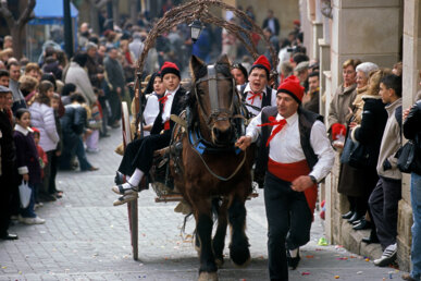 Els tombs per la vila