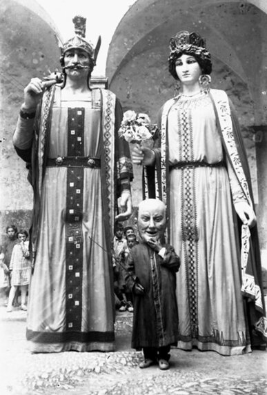 Amb els gegants, 1925. Col·lecció Joan Casulà Vilanova. Arxiu d'Imatges d'Olot
