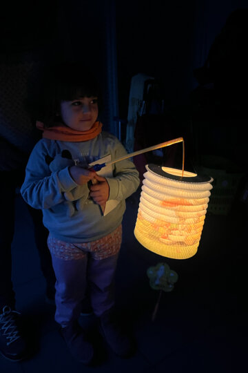 Nena amb el seu fanalet