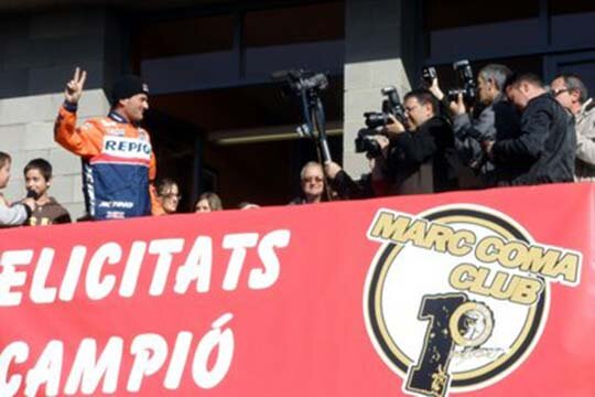 Motorista campió rebut al seu poble
