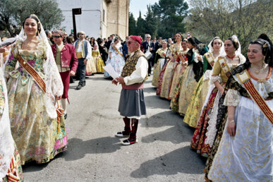 Posant ordre a l'eixida de l'ermita