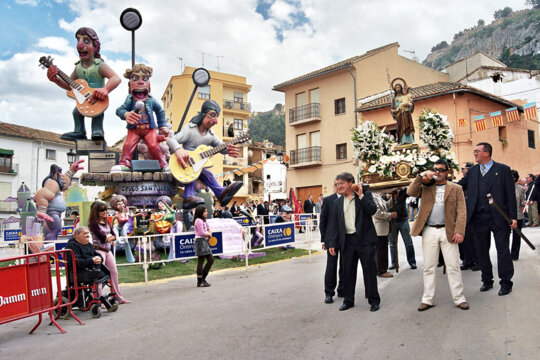 El sant passant per davant d'una falla