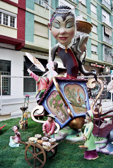 Falla amb motius orientals