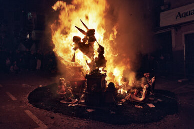 Cremada d'una falla infantil