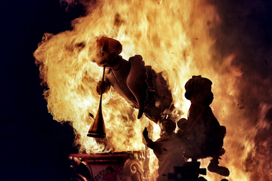 Les flames consumint una falla