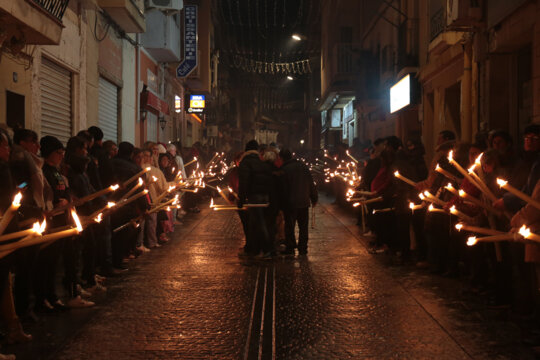 Centenars d'atxes il·luminen els carrers