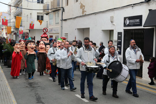 Cercavila amb la banda i els capgrossos