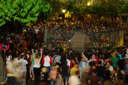 Els assistents poden veure i remullar-se de cava fins a altes hores de la matinada