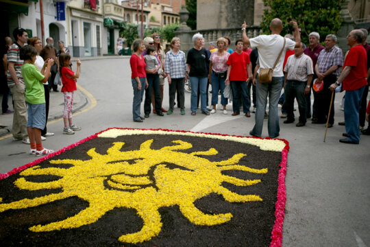 Cantant al costat d'una catifa