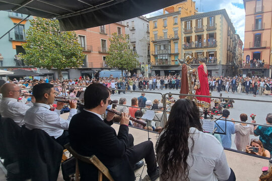 Cobla i gegants durant la sardana de Corpus