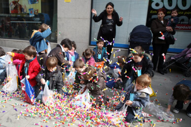 Es llancen tones de carmels