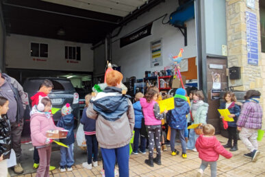 Cantant davant d'un taller mecànic