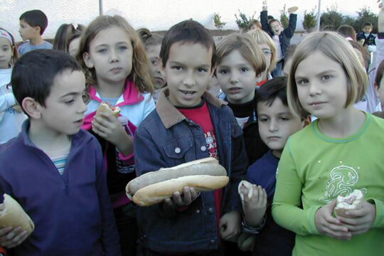 Mostrant l'entrepà amb la llonganissa de Sant Nicolau