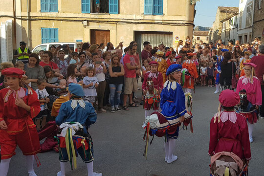 Els cavallets ballant al carrer