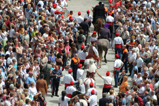Les multituds acompanyen els nuvis en aquest dia tant especial