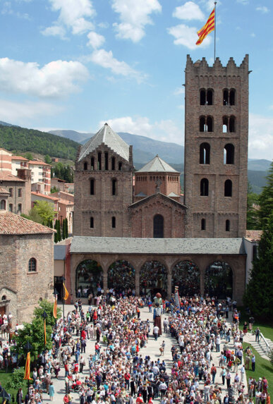 La festa se celebra davant del Reial Monestir de Ripoll