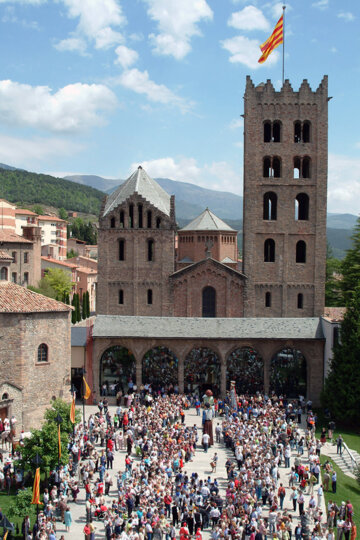 La festa se celebra davant del Reial Monestir de Ripoll