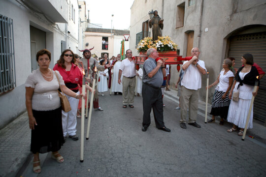 La imatge del sant és portada per representants de les entitats