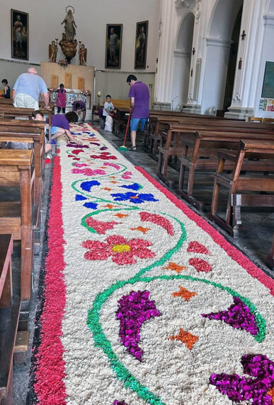 Catifa floral dins l'església. Foto: Associació de Catifaires Dalt la Vila de Badalona