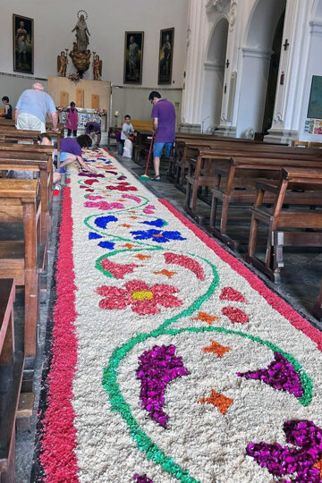 Catifa floral dins l'església. Foto: Associació de Catifaires Dalt la Vila de Badalona