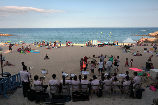 Ballada de sardanes a la platja