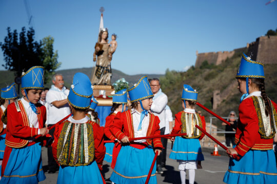Ball de bastons davant la imatge de la Mare de Déu