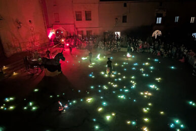 La plaça durant la Pujada del ruc al campanar. Foto: Associació Ruc de la Granada