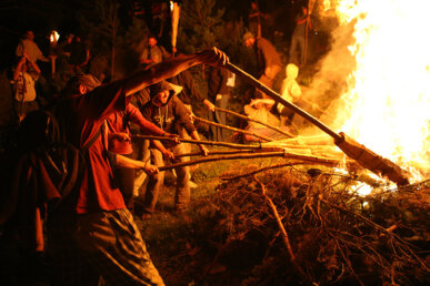 Encenent la falla dalt el turó