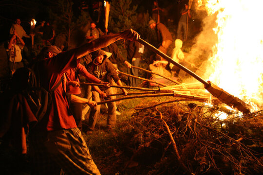Encenent la falla dalt el turó