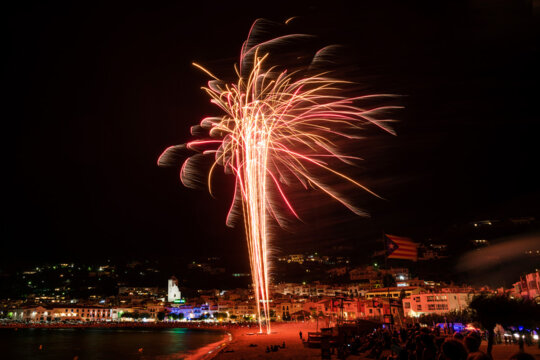 Castell de focs a la platja. Foto: Ajuntament del Port de la Selva
