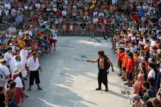 Inici de la batalla amb farina. Foto: Manel Carrera