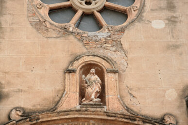 Santa Margarida damunt la porta principal de l'església parrroquial. Foto: Manel Carrera