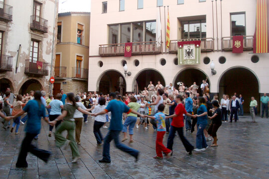 Els santjoanins fan tocar als músics tanta estona com poden. Foto: Núria Montclús