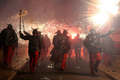 El Ball de Diables del Vendrell sobre el pont