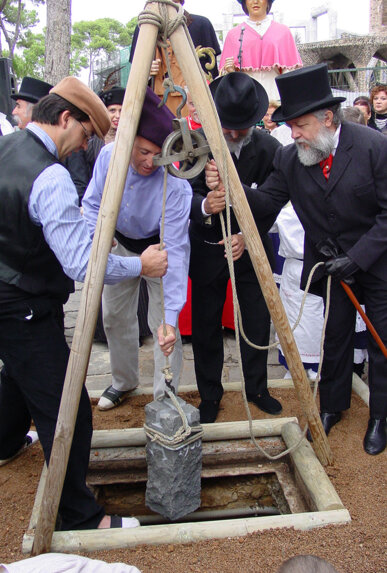 Escena de la Fundació de la Colònia