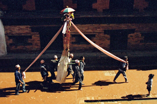 La figura és transportada pels membres de la figura del difunt