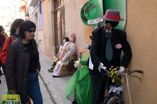 Llegint què diuen els nanos. Foto: Oficina Municipal de Promoció Lingüística