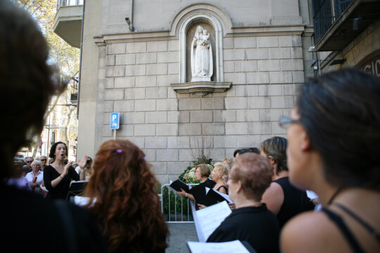 Cant dels goigs davant la Mare de Déu del Roser al Palau de la Virreina
