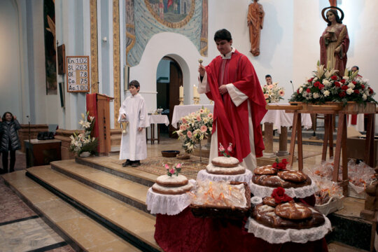Els pans són beneïts dins l'església