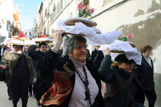 Les santagderes anant a beneïr els pans