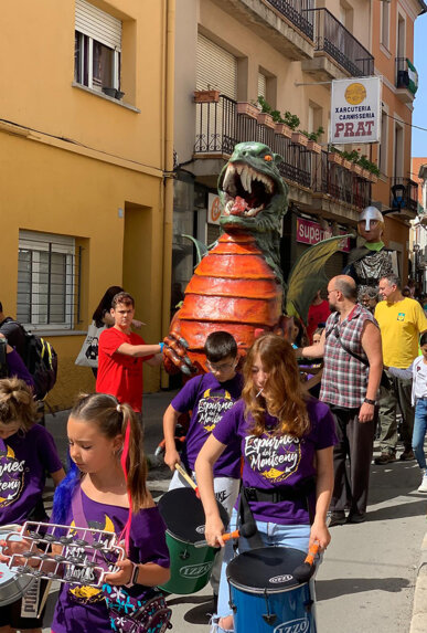 Cercavila amb el Drac i el gegantó Soler. Foto: Colla de Diables de Sant Celoni
