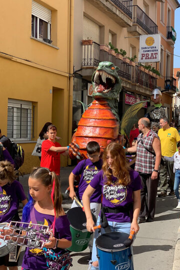 Cercavila amb el Drac i el gegantó Soler. Foto: Colla de Diables de Sant Celoni