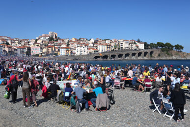 Multitudinari dinar popular a la platja