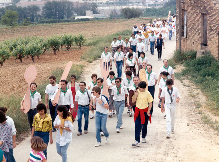Arribada d'una colla, l'any 1986