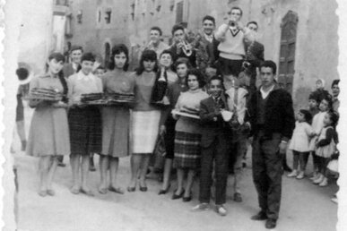 Les Esclaves i els músics repartint les coques