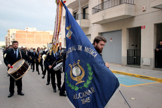 El nou membre de la Banda Municipal d'Alcanar agafa la bandera. Foto: Banda Municipal d'Alcanar