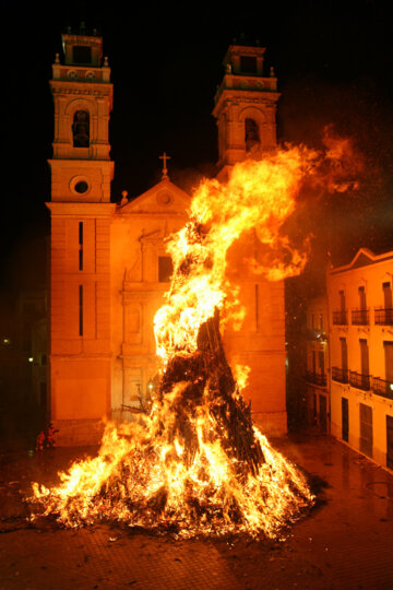 El foc i el fum s'apoderen de la plaça
