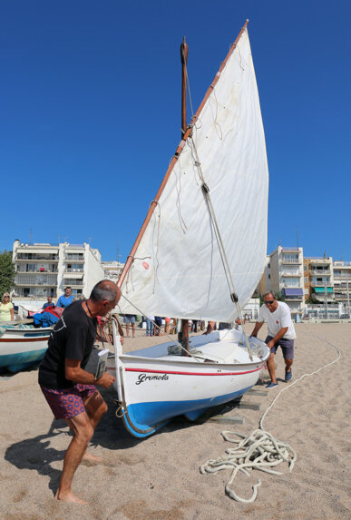 Varada de barques a l'antiga a Sant Pol de Mar