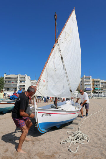 Varada de barques a l'antiga a Sant Pol de Mar